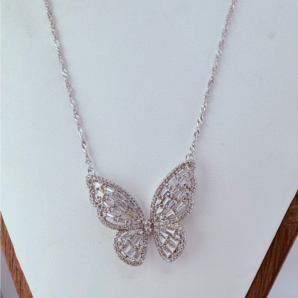 Tabitha Webb Beautiful Butterly Necklace Sterling Silver New With Tags - Picture 3 of 13
